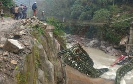 अरुण नदीमा बेलिब्रिज भाँचियो, ट्रक खस्यो