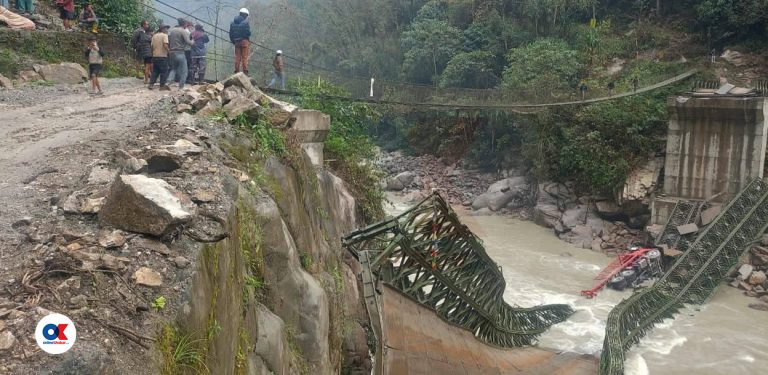 अरुण नदीमा बेलिब्रिज भाँचियो, ट्रक खस्यो