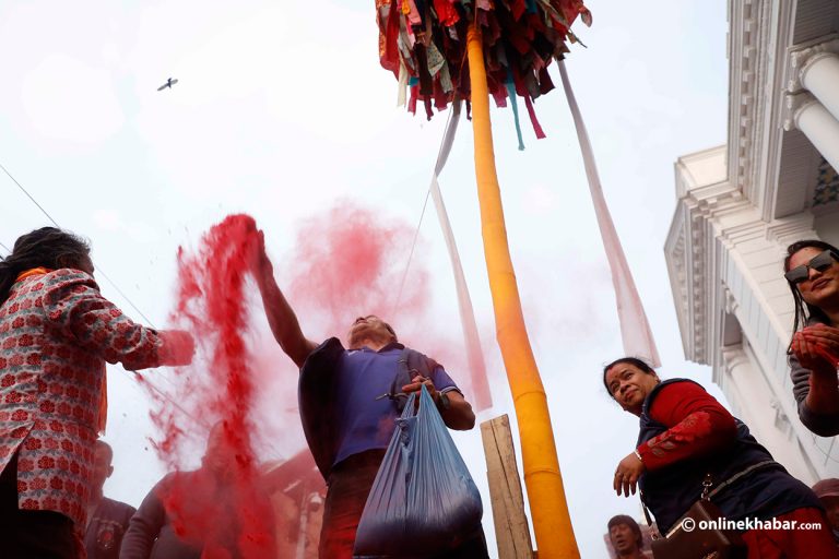 बसन्तपुरमा ठड्याइयो चीर, सुरु भयो होली उत्सव