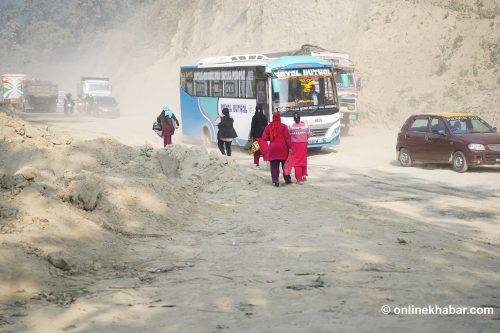 दाउन्ने सडक विस्तार : पटक पटक म्याद थप, यात्रुलाई सास्ती (तस्वीरहरू)