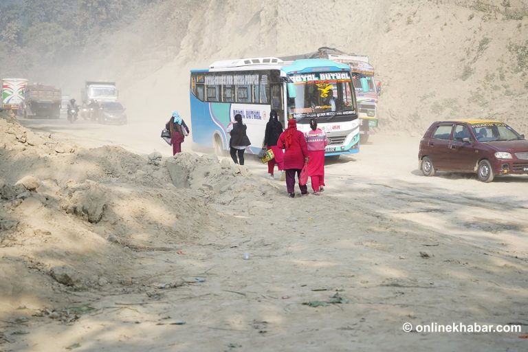 दाउन्ने सडक विस्तार : पटक पटक म्याद थप, यात्रुलाई सास्ती (तस्वीरहरू)