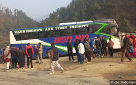 धादिङमा दुईवटा बस ठोक्किएर यात्रुहरु घाइते, नजिकको चिया पसलमा क्षति