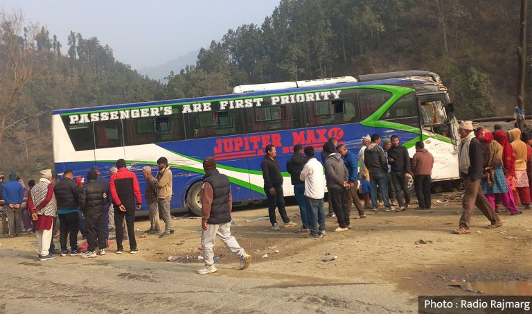 धादिङमा दुईवटा बस ठोक्किएर यात्रुहरु घाइते, नजिकको चिया पसलमा क्षति