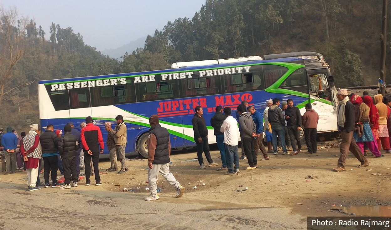 धादिङमा दुईवटा बस ठोक्किएर यात्रुहरु घाइते, नजिकको चिया पसलमा क्षति