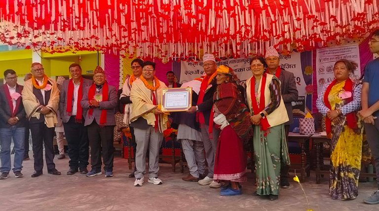 झरना बकैया साहित्यकला महोत्सवमा अनलाइनखबरकर्मी अधिकारीसहित ११ स्रष्टा सम्मानित