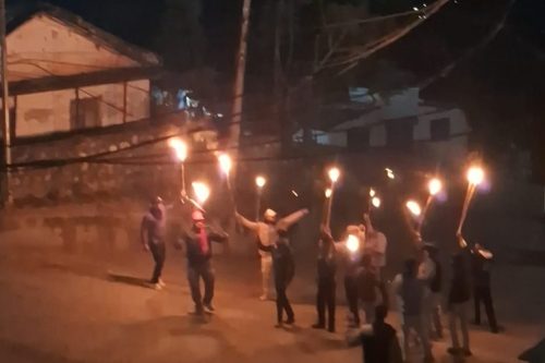 एमाले झण्डा जलाएको विरोधमा डोटीमा मसाल जुलुस