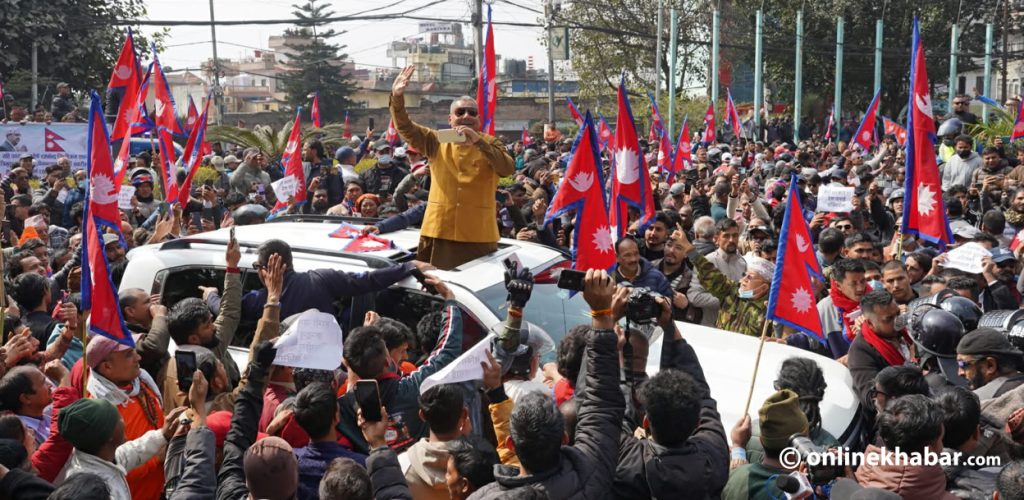 पूर्वराजालाई स्वागत गर्न पुगे दुर्गा प्रसाईं, विमानस्थल बाहिर समर्थकको नाराबाजी (तस्वीरहरू)