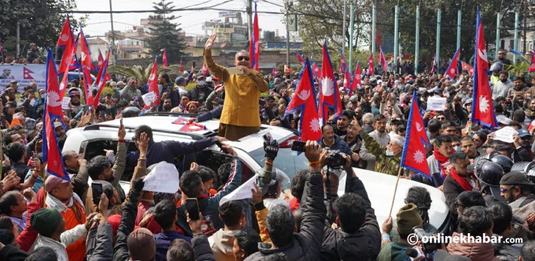 पूर्वराजालाई स्वागत गर्न पुगे दुर्गा प्रसाईं, विमानस्थल बाहिर समर्थकको नाराबाजी (तस्वीरहरू)
