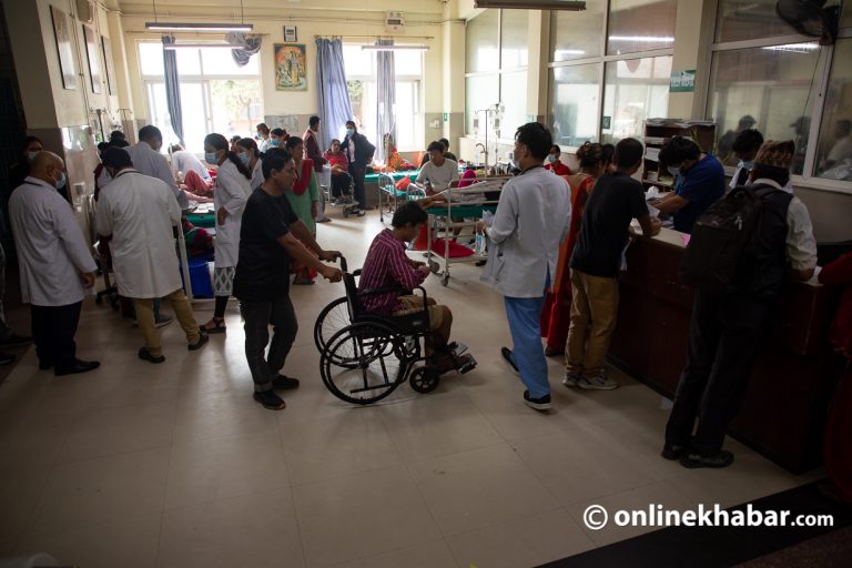 स्वास्थ्यको घट्दो बजेट : ज्यान र खल्ती दुवै जोखिममा