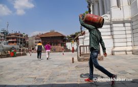 ग्यास ‘पर्याप्त छ’ भन्ने आयल निगम दाबीबीच भौँतारिँदैछन् उपभोक्ता