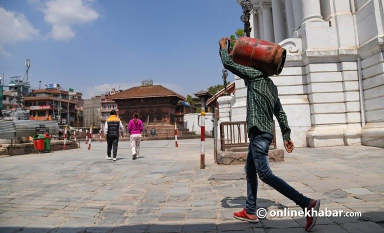 ‘पर्याप्त छ’ भन्ने आयल निगम दाबीबीच किन भौँतारिँदैछन् ग्यास उपभोक्ता ?