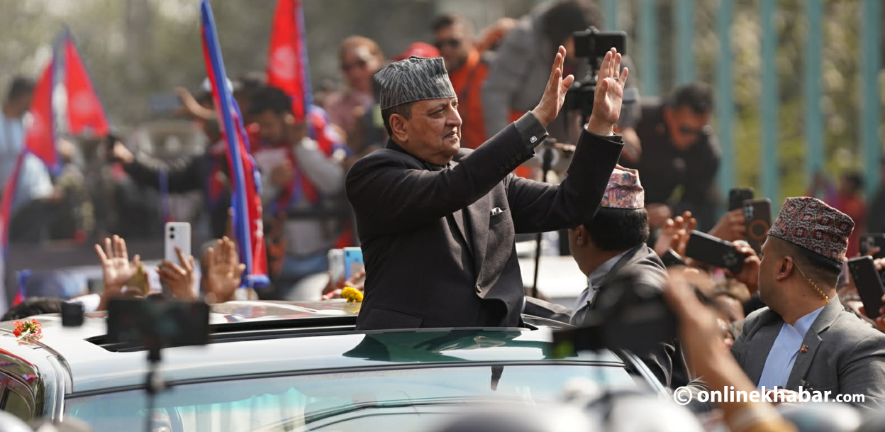 काठमाडौं आइपुगे पूर्वराजा शाह, विमानस्थलमा समर्थकको स्वागत (तस्वीरहरू)