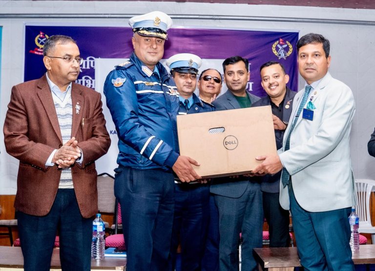 रोटरी क्लब अफ नागार्जुनले ट्राफिक प्रहरीलाई दियो उच्च गुणस्तरको कम्प्युटर