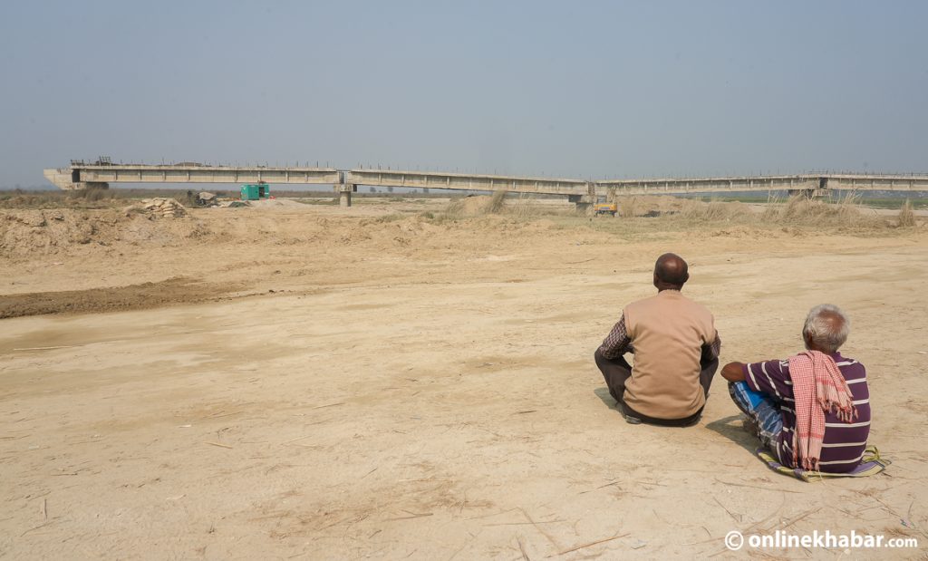 नेताहरूलाई गिज्याइरहेको कमला पुल