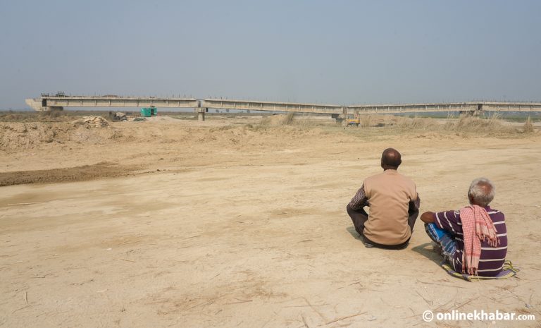 नेताहरूलाई गिज्याइरहेको कमला पुल