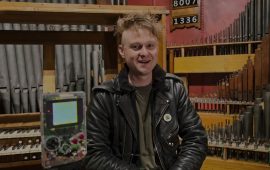 खेलौनाहरूबाट संगीत बनाउने यी गायक