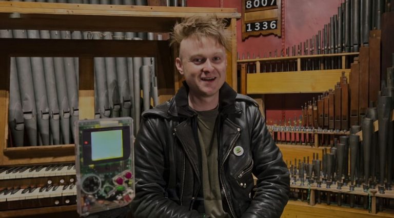 खेलौनाहरूबाट संगीत बनाउने यी गायक