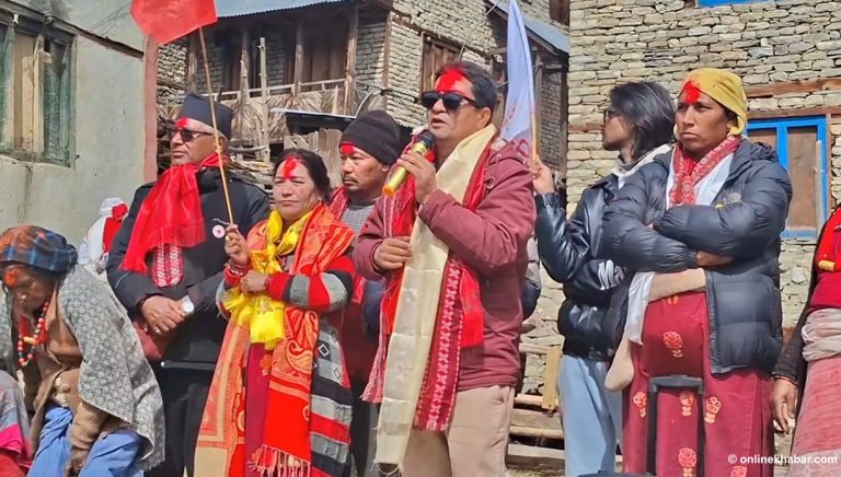 विधेयक बोकेर मतदाताका घरदैलोमा नरेश भण्डारी