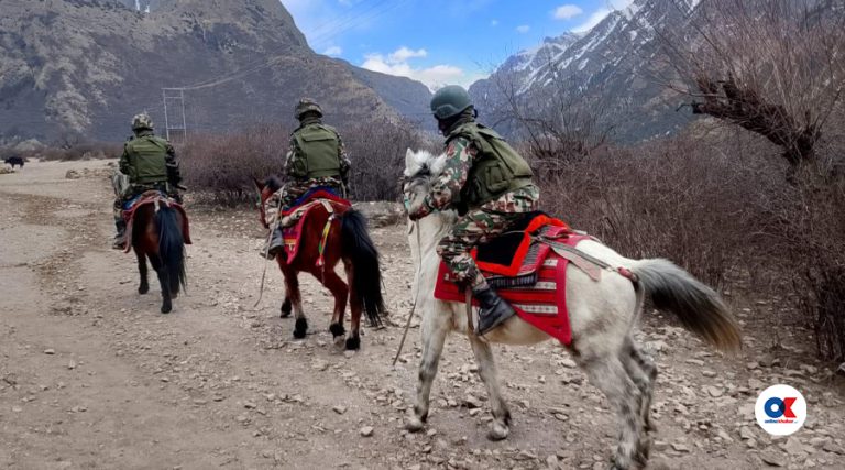 निर्वाचन सुरक्षा : माथिल्लो डोल्पाका भू–भागमा घोडा चढेर गस्ती गर्दै सेना