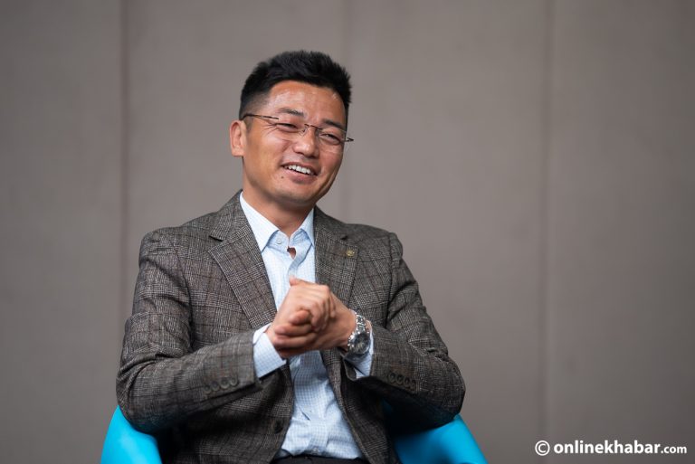 निश्कलले तोडे कम्युनिस्ट किल्ला