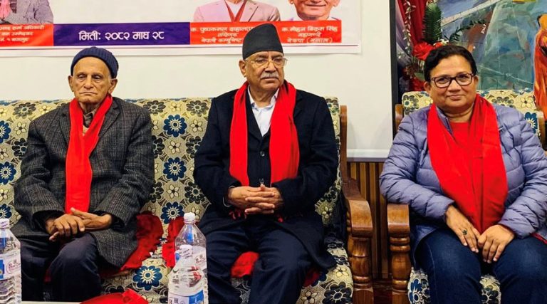 एउटै मञ्चमा प्रचण्ड र मोहन बिक्रम