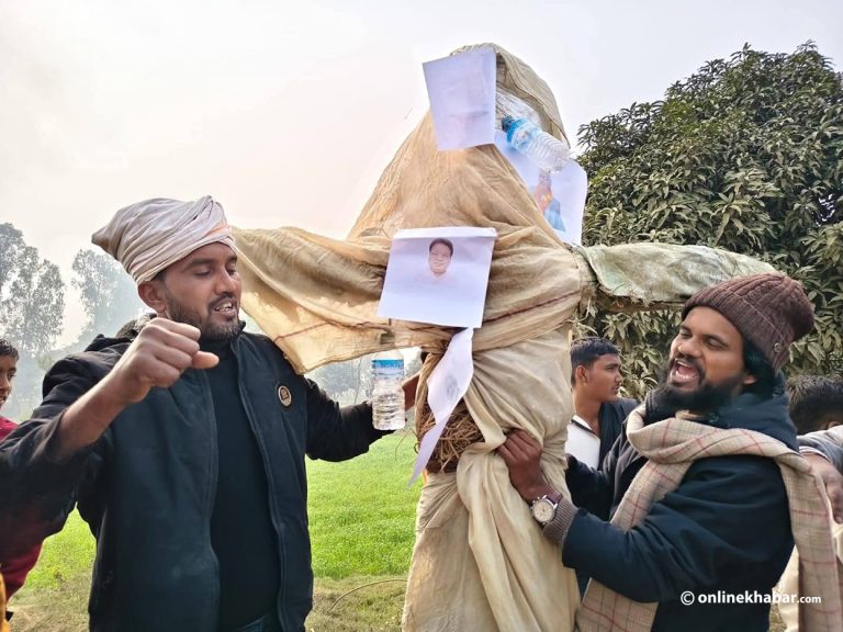 पुल नबनाएको विरोधमा प्रधानमन्त्री, सीडीओ र ठेकेदारको पुत्ला दहन