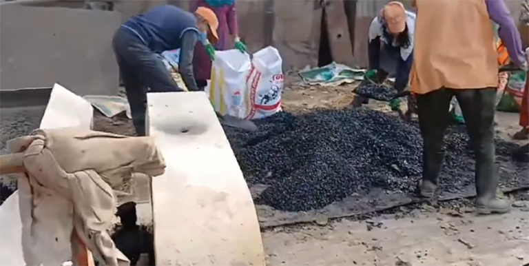 सडकका खाल्डाखुल्डी पुर्न धमाधम रेडिमिक्स तयार गर्दै सडक डिभिजन   