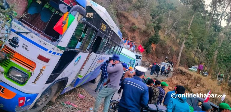 रोल्पामा नेकपाको चुनावी सभाबाट फर्कंदै गरेको बस दुर्घटना