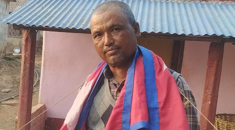 १२ वर्षदेखि स्वतन्त्र उम्मेदवार : एक्लै घुमिरहेछन् मतदाताको घरदैलो