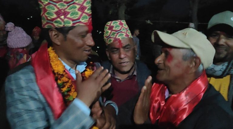 रुकुमका राप्रपा नेता खत्री कांग्रेसमा प्रवेश