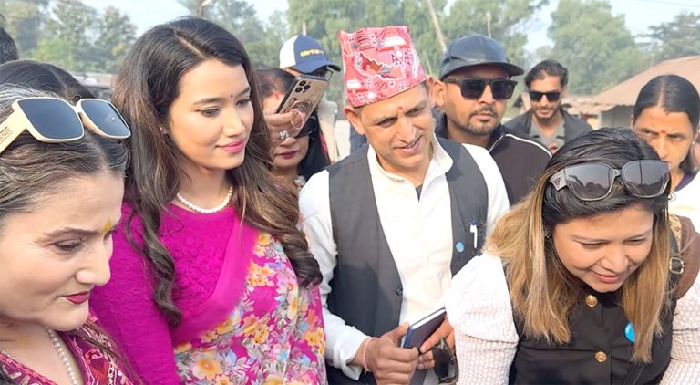 बालेनको प्रचारमा खटिएकी सविनासँग सादा पोशाकका प्रहरी थिए ?, अनुसन्धान हुँदै