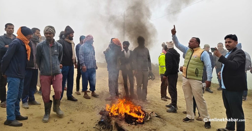 सिरहाको सहजा खोलामा पुल निर्माण अलपत्र, स्थानीय आन्दोलित