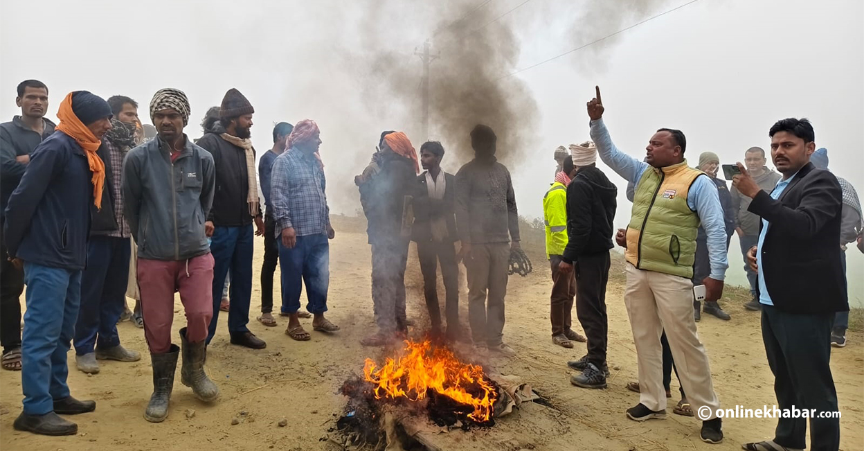 सिरहाको सहजा खोलामा पुल निर्माण अलपत्र, स्थानीय आन्दोलित