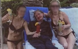 दायाँबायाँ बिकिनी गर्ल्स, बीचमा वैज्ञानिक हकिङ, तस्बिरले ल्यायो तरङ्ग