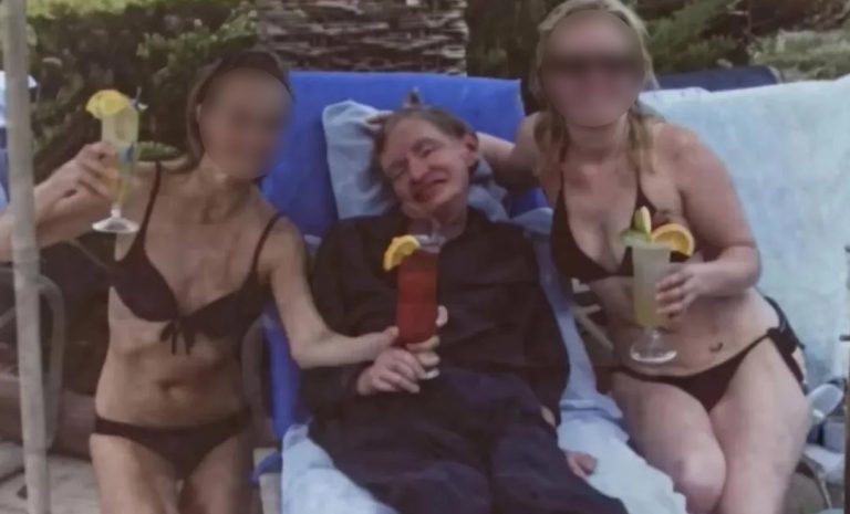 दायाँबायाँ बिकिनी गर्ल्स, बीचमा वैज्ञानिक हकिङ, तस्बिरले ल्यायो तरङ्ग