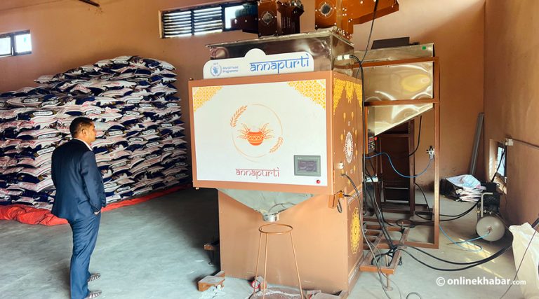 सुर्खेतमा अन्न निकाल्न मिल्ने एटिएम मेसिन जडान