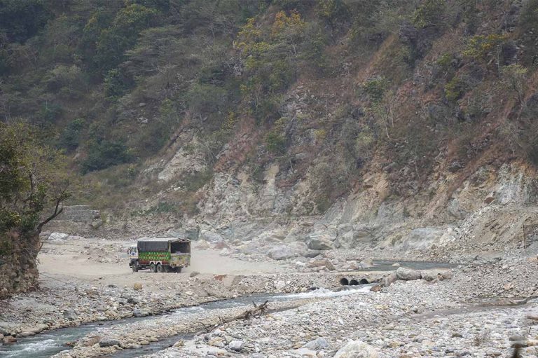 तमोर कोरिडोरको जस लिन उम्मेदवारहरूको हानथाप, अधुरा पुलको बेवास्ता