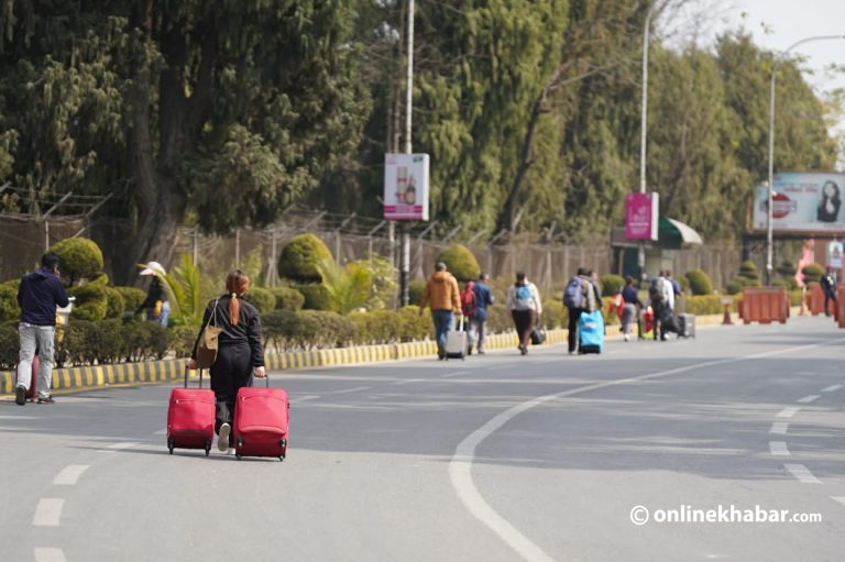 विमानस्थलमा यात्रु तानातान गर्ने १८ जना पक्राउ 
