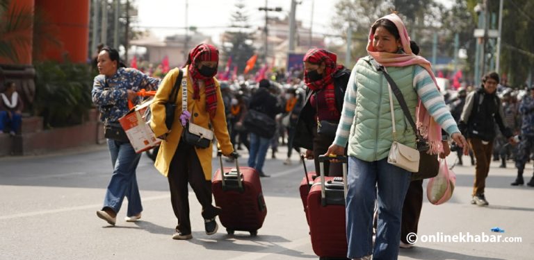 पूर्वराजा आउँदा विमानस्थल परिसर अस्तव्यस्त, यात्रुलाई सास्ती (तस्वीरहरू)