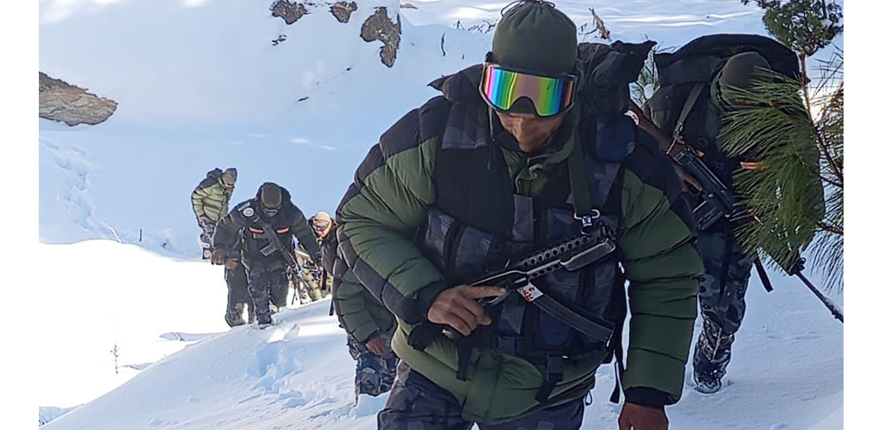 हिउँले ढाकिएको छाङरुमा पहरा दिँदै सशस्त्र