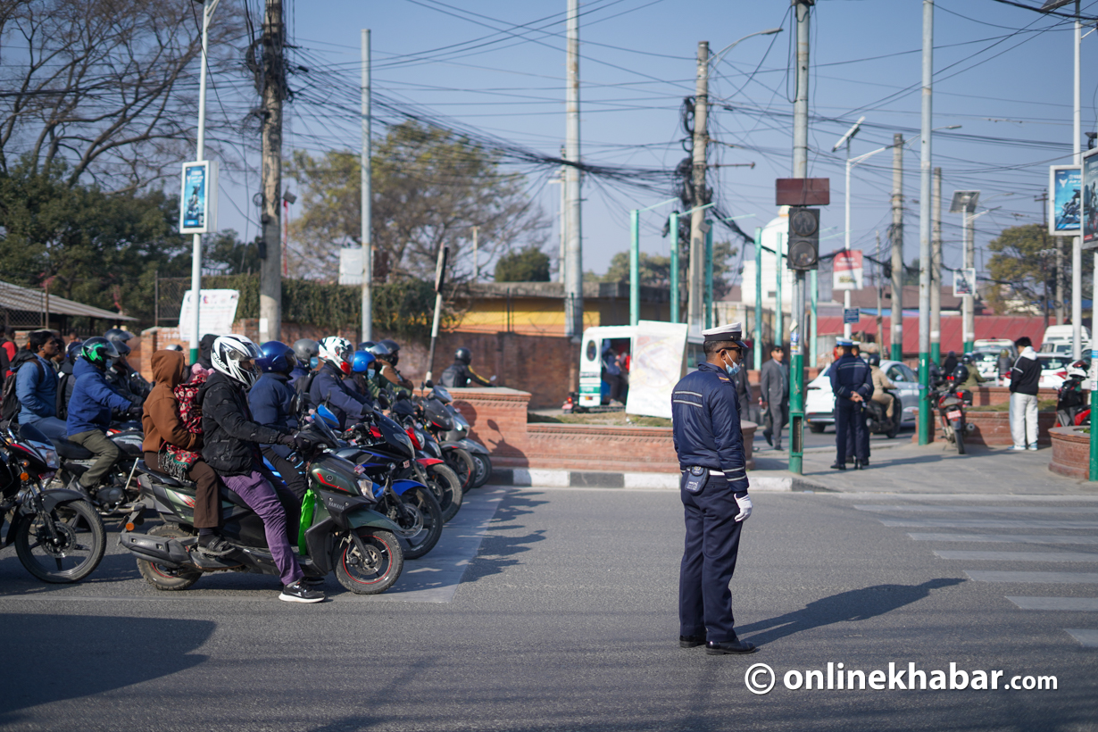 थापाथली-त्रिपुरेश्वर रुटमा ट्राफिक प्रहरी २४सै घण्टा जागा (तस्वीरहरू)