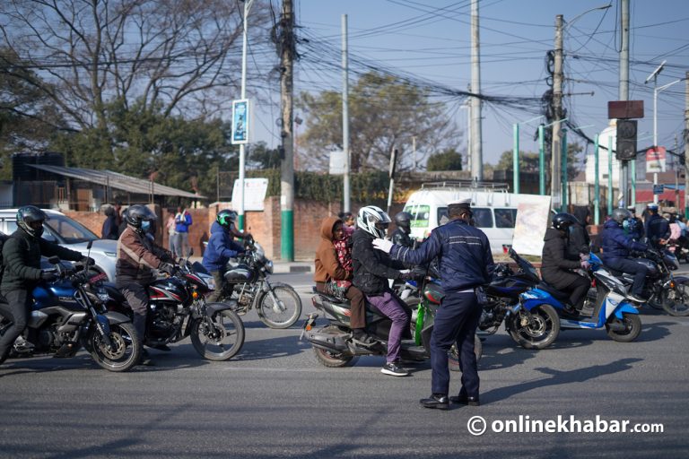 सर्वोच्चको निर्देशनात्मक आदेश– ट्राफिक प्रहरीले चालकको लाइसेन्स, ब्लूबुक र साँचो जफत नगर्नू