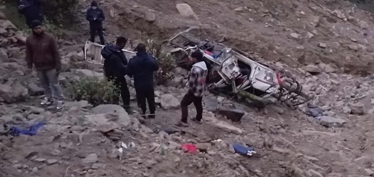 सल्यानको कपुरकोटमा जिप दुर्घटना : चालकको मृत्यु, तीन घाइते