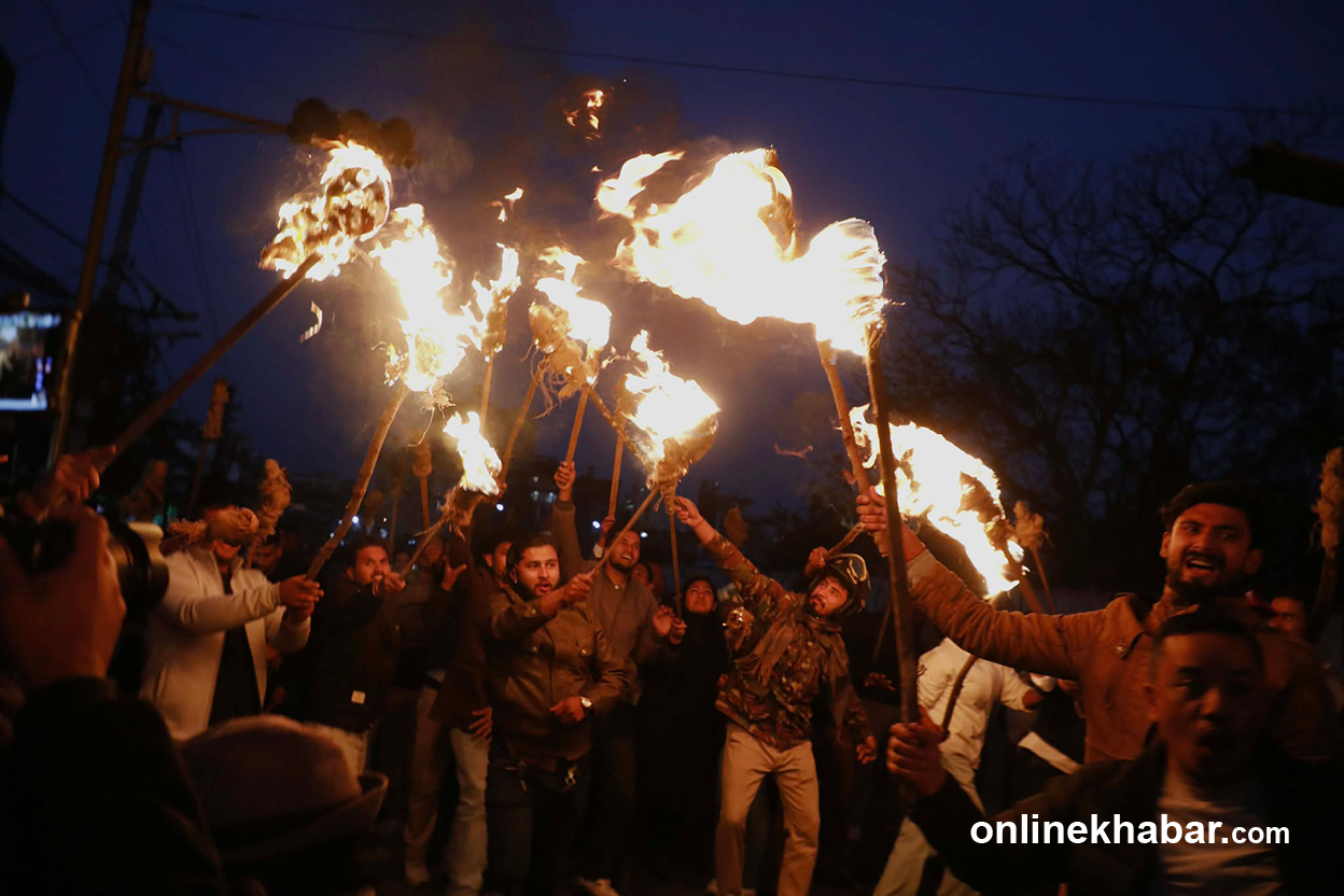 काठमाडौंमा अनेरास्ववियुले जलायो बालेनको पुत्ला (तस्वीरहरू)