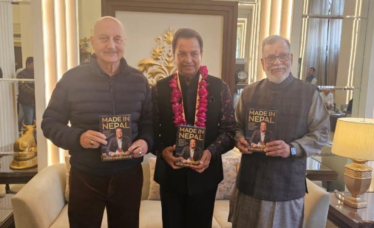 अनुपम खेरले बनारसमा सार्वजनिक गरे विनोद चौधरीको पुस्तक