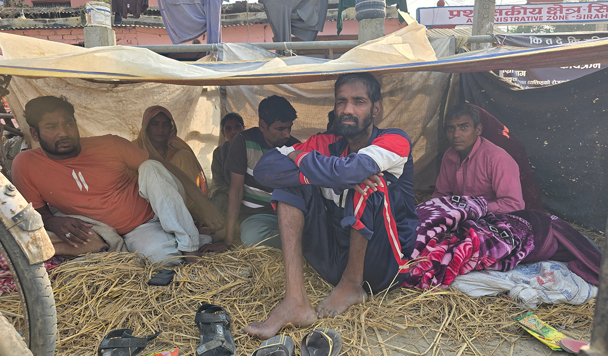 गरी खान देऊ भन्दै सिरहामा अपाङ्‍गता भएका व्यक्तिहरू १३ दिनदेखि धर्नामा