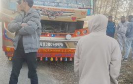 बैतडीमा बसको ढोकाबाट खसेर एक जनाको मृत्यु