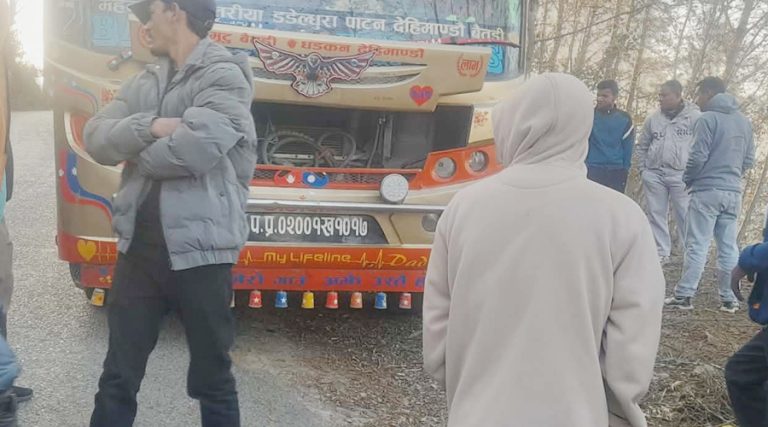 बैतडीमा बसको ढोकाबाट खसेर एक जनाको मृत्यु