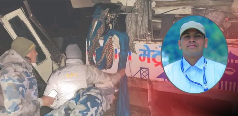 बैतडी दुर्घटनाका घाइते भन्छन्–उत्तिसको रुखमा अड्किएर बाँचे