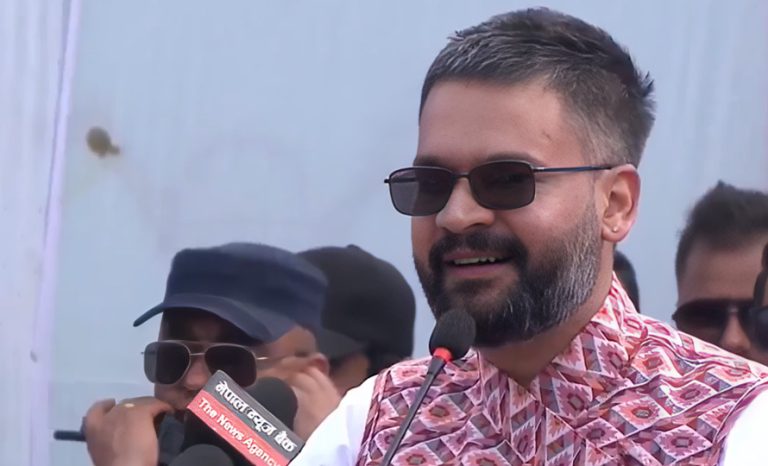 चितवनवासीलाई बालेनले सोधे– छतमा निलो जस्ता राखेर कसलाई जिस्काएको ?